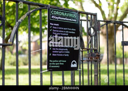 London, Großbritannien - Mai 09 2020: Eine Mitteilung besagt, dass ein Kinderspielplatz in Battersea wegen des Coronavirus geschlossen ist. Stockfoto