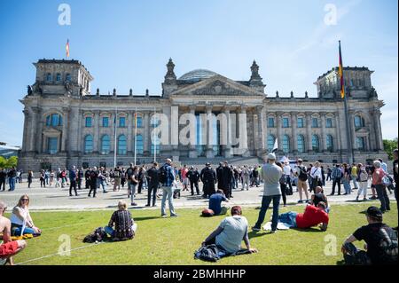 Berlin, Deutschland. Mai 2020. Die Menschen nehmen an der Demonstration vor dem Reichstagsgebäude Teil. Unter den Demonstranten sind viele aus der Szene der Verschwörungstheoretiker und Reichsbürger. Kredit: Christophe Gateau/dpa/Alamy Live News Stockfoto