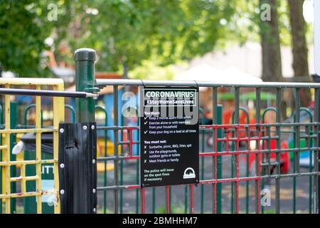 Eine Mitteilung, dass der Battersea Park Kinderspielplatz wegen des Coronavirus geschlossen ist. Stockfoto