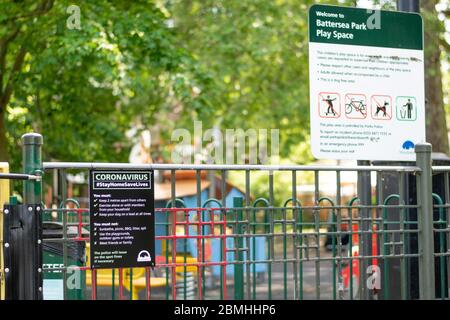 London, Großbritannien - Mai 09 2020: Eine Mitteilung besagt, dass der Kinderspielbereich des Battersea Park wegen des Coronavirus geschlossen ist. Stockfoto