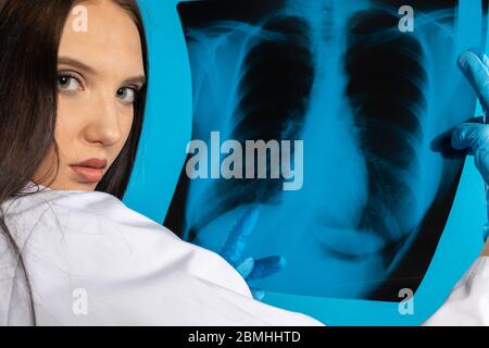 Der Pneumologe prüft die Lunge des Patienten auf störende Veränderungen. Stockfoto