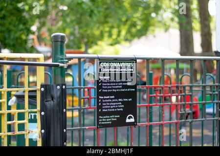 London, Großbritannien - Mai 09 2020: Eine Mitteilung besagt, dass der Kinderspielbereich des Battersea Park wegen des Coronavirus geschlossen ist. Stockfoto