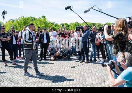 Berlin, Deutschland. Mai 2020. Attila Hildmann spricht bei einer Demonstration vor dem Reichstagsgebäude. Unter den Demonstranten sind viele aus der Szene der Verschwörungstheoretiker und Reichsbürger. Kredit: Christophe Gateau/dpa/Alamy Live News Stockfoto