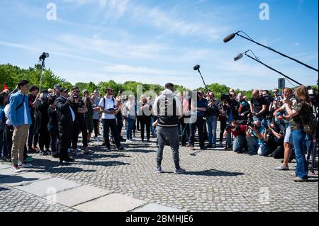 Berlin, Deutschland. Mai 2020. Attila Hildmann spricht bei einer Demonstration vor dem Reichstagsgebäude. Unter den Demonstranten sind viele aus der Szene der Verschwörungstheoretiker und Reichsbürger. Kredit: Christophe Gateau/dpa/Alamy Live News Stockfoto