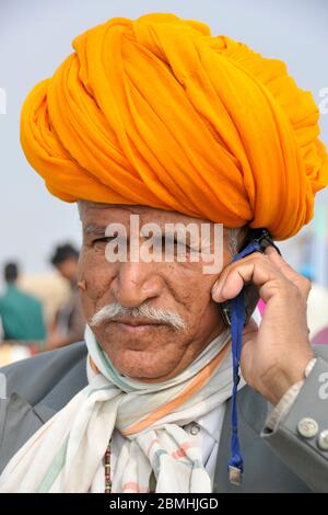 Ältere männliche Pilger am Ganga Sagar Mela, Sagar Island, West Bengal, Indien Stockfoto