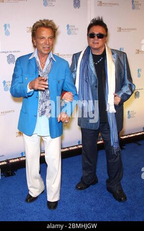 08. Mai 2020 - der Magier und Tiertrainer Roy Horn, aus dem Las Vegas Duo Siegfied und Roy, starb im Alter von 75 Jahren an Komplikationen im Zusammenhang mit COVID-19. Roy Uwe Ludwig Horn und Siegfried Fischbacher begannen ihre optimistischen Auftritte in Europa und wurden später Stammgäste in Las Vegas, wo sie vier Jahrzehnte lang auftraten. Ihre Revue endete, nachdem Horn im Oktober 2003 von einem weißen Tiger namens Mantecore auf der Bühne angegriffen wurde und seine Wirbelsäule durchtrennte. Dateifoto: 21. März 2014 - Las Vegas, NV - Siegfried Fischbacher, Roy Horn. EINE ÜBERNACHTUNG FÜR EINEN TROPFEN Blue Carpet im Mandalay Bay Resort and Casino. Bildnachweis: mj Stockfoto