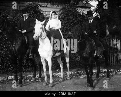 Portrait de trois cavaliers a cheval, membre de la bourgeoisie parisienne, en Promenade dans un bois proche de Paris, la femme au Centre monte en amaz Stockfoto