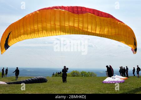 Kozakov, Tschechische Republik. Mai 2020. Ein Gleitschirm Abheben Sie sich von einem Kozakov (100 Kilometer nördlich von Prag) in der Tschechischen Republik. Paragliding ist ein Freizeit- und Wettkampfsport. Der Pilot sitzt in einem Gurtzeug unter einem Stoffflügel, dessen Form durch den Druck der Luft gebildet wird, die in die Lüftungsschlitze vor dem Flügel eindringt. Kredit: Slavek Ruta/ZUMA Wire/Alamy Live News Stockfoto