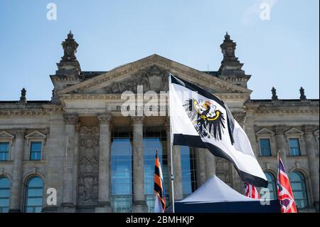 Berlin, Deutschland. Mai 2020. Während einer Demonstration vor dem Reichstagsgebäude wurde eine preußische Flagge gehisst. Unter den Demonstranten sind viele aus der Szene der Verschwörungstheoretiker und Reichsbürger. Kredit: Christophe Gateau/dpa/Alamy Live News Stockfoto