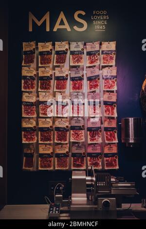 Madrid, Spanien - 26. Januar 2020: Verschiedene Fleischsorten im Verkauf am MAS-Stand im Mercado de San Miguel (Markt von San Miguel), einem überdachten Markt in Madr Stockfoto