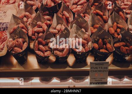 Madrid, Spanien - 26. Januar 2020: Mini Chorizo auf dem MAS Stand im Mercado de San Miguel (Markt von San Miguel), einem überdachten Markt in Madrid Stockfoto