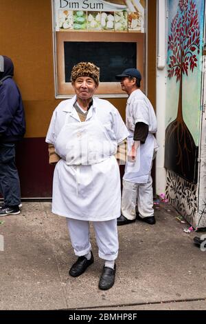 Chinesische und asiatische Menschen Verkäufer und wichtige Arbeiter in Chinatown mit Masken und Schutzausrüstung Wiedereröffnung Geschäfte und Märkte während Coronavirus Stockfoto