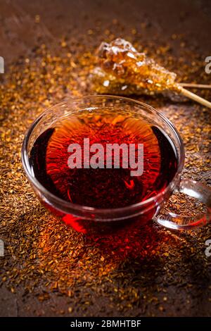 Tasse köstlichen Rooibos Tee auf dunklem Hintergrund Stockfoto