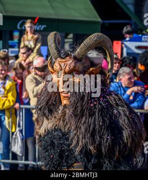 Maskierte Person mit Teufelsmaske, Karnevalsparade der Wey Guild am Rosenmontag, Guedismaentig, Luzerner Karneval 2020, Luzern, Schweiz Stockfoto