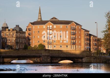 Ein Blick stromaufwärts von der Shore entlang des Leith-Wassers in Edinburgh Stockfoto