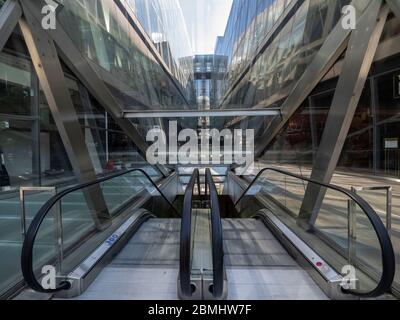 London. Großbritannien. Mai 2020. Um 12:15 Uhr. Weitwinkel der mechanischen Treppe in der New Change Passage, Saint Paul., während der Sperre. Dies ist eine Komm Stockfoto