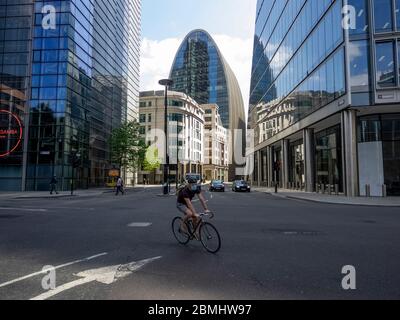 London. Großbritannien. 6. Mai 2020 zur Mittagszeit. Blick auf die Kamille Street von Bishopgate während der Lockdown. Dies ist ein Geschäftsviertel und es gibt immer sehr Busse Stockfoto