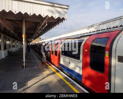 London, Großbritannien. Mai 2020 um 7:45 Uhr. Weitwinkel der Leyton Underground Platform Westbound (nach Central London) in der morgendlichen Rush Hour während der L Stockfoto