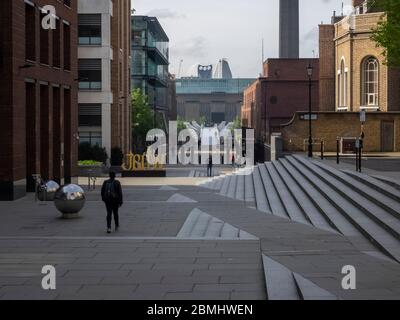 London. GROSSBRITANNIEN. Mai, Montag, den 4., 2020 um 8:45 Uhr. Blick auf Peter’s Hill und die Millennium Bridge von der Carter Lane während der Lockdown. Stockfoto