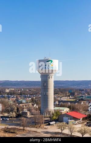 Branson, MO, USA - 10. März 2020: Branson, MO Wasserturm in der Nähe der Unterhaltungsmeile von Branson, einem beliebten Touristenziel. Stockfoto