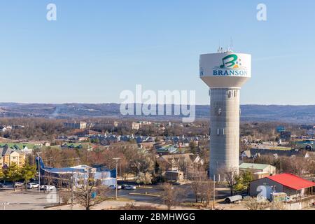 Branson, MO, USA - 10. März 2020: Branson, MO Wasserturm in der Nähe der Unterhaltungsmeile von Branson, einem beliebten Touristenziel. Stockfoto