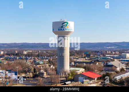 Branson, MO, USA - 10. März 2020: Branson, MO Wasserturm in der Nähe der Unterhaltungsmeile von Branson, einem beliebten Touristenziel. Stockfoto