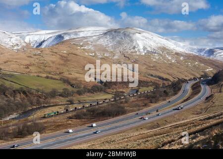 Freightliner 'Merry go round' leerer Kohleband, der durch die Landschaft in der Lune Gorge (Tebay) an der Westküste in Cumbria fährt Stockfoto