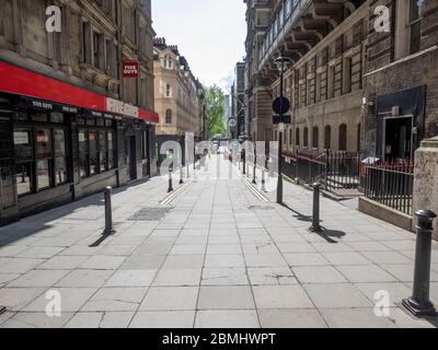 London. GROSSBRITANNIEN. Mai 2020 um 10:40 Uhr. Weitwinkel der Villiers Street während der Lockdown. Stockfoto