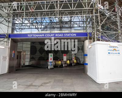 London. GROSSBRITANNIEN. Mai 2020 um 12.00 Uhr. Blick auf die Tottenham Court Road Station während der Lockdown. Stockfoto