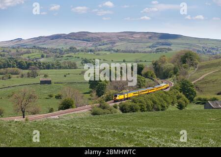 Der Network Rail Neuer Messzug (eine umgebaute Intercity 125), der durch die Landschaft von Yorkshire bei Gargrave fährt Stockfoto