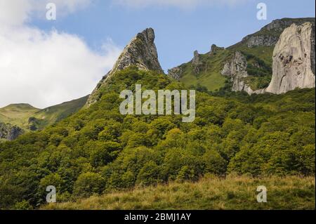 Überreste eines alten Vulkans in der Nähe von Puy De Dome in der Region Zentralmassiv in Zentralfrankreich, Sonnentag im Sommer Stockfoto