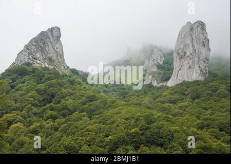 Überreste eines alten Vulkans in der Nähe von Puy De Dome in der Region Zentralfrankreich, bewölktes Wetter im Sommer Stockfoto