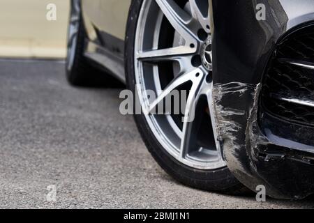 Schwarz Autoscooter mit tiefen Schäden an den Lack zerkratzt. Stockfoto