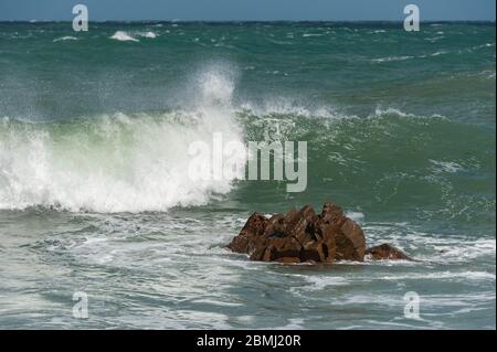 Rauhe See in der Nähe von Goury Normandie Frankreich an einem stürmischen Tag im Sommer Stockfoto