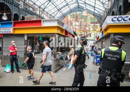 Malaga. 9. Mai 2020: 9. Mai 2020 (Malaga) Atarazanas Markt, wo der Eingang mit Sicherheitsmaßnahmen unter der lokalen Polizei von Malaga begrenzt wurde und wurde obligatorisch Maske für alle Transite innerhalb des Marktes wegen der Krise des Coronavirus Kredit: Lorenzo Carnero/ZUMA Wire/Alamy Live News Stockfoto