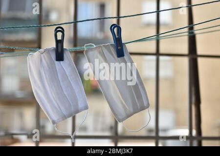 Handgefertigte Schutzmaske hängen, um nach dem Waschen getrocknet zu werden. Stockfoto