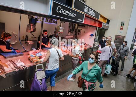 Malaga. 9. Mai 2020: 9. Mai 2020 (Malaga) Atarazanas Markt, wo der Eingang mit Sicherheitsmaßnahmen unter der lokalen Polizei von Malaga begrenzt wurde und wurde obligatorisch Maske für alle Transite innerhalb des Marktes wegen der Krise des Coronavirus Kredit: Lorenzo Carnero/ZUMA Wire/Alamy Live News Stockfoto