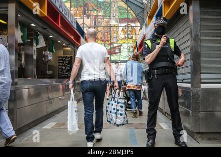 Malaga. 9. Mai 2020: 9. Mai 2020 (Malaga) Atarazanas Markt, wo der Eingang mit Sicherheitsmaßnahmen unter der lokalen Polizei von Malaga begrenzt wurde und wurde obligatorisch Maske für alle Transite innerhalb des Marktes wegen der Krise des Coronavirus Kredit: Lorenzo Carnero/ZUMA Wire/Alamy Live News Stockfoto