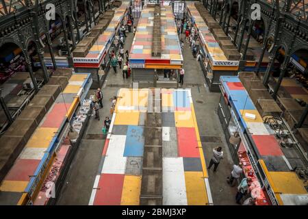 Malaga. 9. Mai 2020: 9. Mai 2020 (Malaga) Atarazanas Markt, wo der Eingang mit Sicherheitsmaßnahmen unter der lokalen Polizei von Malaga begrenzt wurde und wurde obligatorisch Maske für alle Transite innerhalb des Marktes wegen der Krise des Coronavirus Kredit: Lorenzo Carnero/ZUMA Wire/Alamy Live News Stockfoto