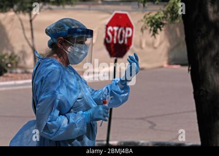 Tucson, Arizona, USA. Mai 2020. Covid-19 Drive-Thru-Tests im El Rio Community Health Center in Tucson. Die Tests wurden kostenlos an alle im Zentrum registrierten Personen abgegeben. Die Gesundheitsfachleute hoffen, über 500 Menschen am Wochenende zu testen. Arizona wurde als letzter in den Gesamttests, als der Staat beginnt, sich wieder zu öffnen. Kredit: Christopher Brown/ZUMA Wire/Alamy Live News Stockfoto