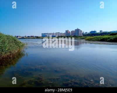 Die Landschaft der Stadt ist neu von der Seite der Sujuk Lagune Mündung. Stockfoto