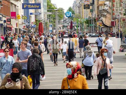 Wien, Österreich. Mai 2020. Am 9. Mai 2020 werden Menschen auf einer Einkaufsstraße in Wien, Österreich, gesehen. Österreich hat seine Beschränkungen nach einer fast zweimonatigen Lockdown zur Bekämpfung des Coronavirus schrittweise gelockert. Bisher haben alle Shop mit den Maßnahmen, die einen sicheren Abstand halten, tragen Masken und so weiter beim Einkaufen wiedereröffnet. Kredit: Georges Schneider/Xinhua/Alamy Live News Stockfoto