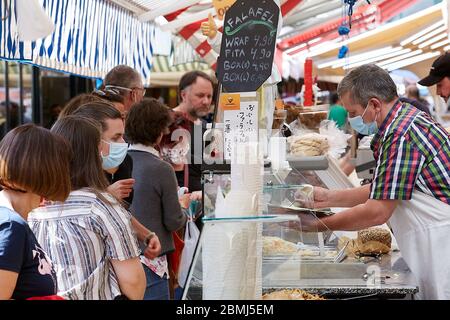 Wien, Österreich. Mai 2020. Menschen mit Gesichtsmasken kaufen am 9. Mai 2020 auf einem Markt in Wien ein. Österreich hat seine Beschränkungen nach einer fast zweimonatigen Lockdown zur Bekämpfung des Coronavirus schrittweise gelockert. Bisher haben alle Shop mit den Maßnahmen, die einen sicheren Abstand halten, tragen Masken und so weiter beim Einkaufen wiedereröffnet. Kredit: Georges Schneider/Xinhua/Alamy Live News Stockfoto