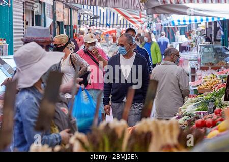 Wien, Österreich. Mai 2020. Menschen mit Gesichtsmasken kaufen am 9. Mai 2020 auf einem Markt in Wien ein. Österreich hat seine Beschränkungen nach einer fast zweimonatigen Lockdown zur Bekämpfung des Coronavirus schrittweise gelockert. Bisher haben alle Shop mit den Maßnahmen, die einen sicheren Abstand halten, tragen Masken und so weiter beim Einkaufen wiedereröffnet. Kredit: Georges Schneider/Xinhua/Alamy Live News Stockfoto