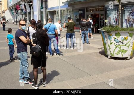 Wien, Österreich. Mai 2020. Am 9. Mai 2020 warten die Leute in der Schlange, um in ein Geschäft in Wien, Österreich, einzutreten. Österreich hat seine Beschränkungen nach einer fast zweimonatigen Lockdown zur Bekämpfung des Coronavirus schrittweise gelockert. Bisher haben alle Shop mit den Maßnahmen, die einen sicheren Abstand halten, tragen Masken und so weiter beim Einkaufen wiedereröffnet. Kredit: Georges Schneider/Xinhua/Alamy Live News Stockfoto