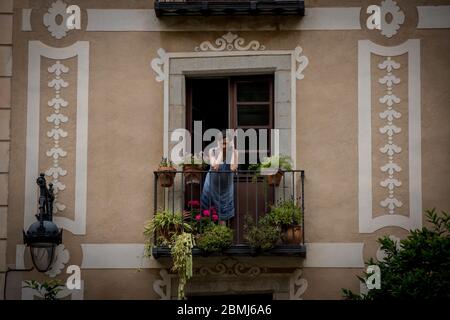 Barcelona, Spanien. 9. Mai 2020 - Frau auf ihrem Balkon in der Innenstadt von Barcelona. Der spanische Premierminister fordert Vorsicht vor der nächsten Deeskalationsphase bereitet sich Spanien auf eine weitere Lockerung der Maßnahmen zur Einspersierung vor. Quelle: Jordi Boixareu/Alamy Live News Stockfoto