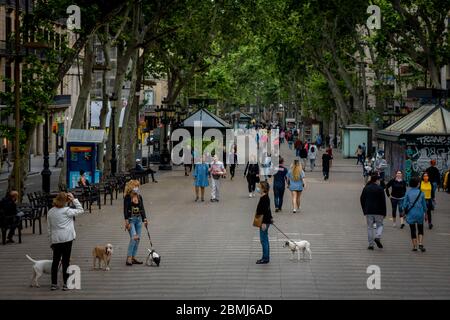 Barcelona, Spanien. 9. Mai 2020 - Menschen gehen an Las Ramblas in Barcelona vorbei. Der spanische Premierminister fordert Vorsicht vor der nächsten Deeskalationsphase bereitet sich Spanien auf eine weitere Lockerung der Maßnahmen zur Einspersierung vor. Quelle: Jordi Boixareu/Alamy Live News Stockfoto