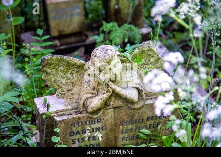 Grabdenkmal eines Winkels im Tower Hamlets Cemetery Park, London, Großbritannien Stockfoto