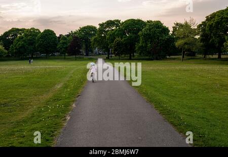 Harrogate, North Yorkshire, Großbritannien, 9. Mai 2020. Ein Kind radelt im leeren Stray Park im Zentrum der Stadt. Kredit: Ernesto Rogata/Alamy Live News. Stockfoto