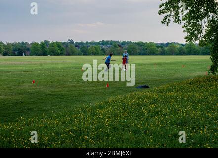 Harrogate, North Yorkshire, Großbritannien, 9. Mai 2020. Eine Familie spielt Fußball im leeren Stray Park im Zentrum der Stadt. Kredit: Ernesto Rogata/Alamy Live News. Stockfoto